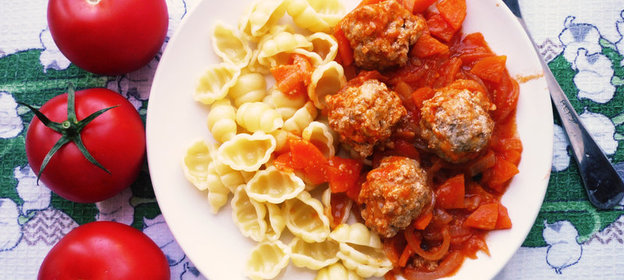 Паста с тефтельками в томатном соусе