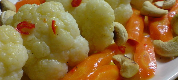 Тёплый витаминный салат из цветной капусты,моркови,чили и орешек-кешью