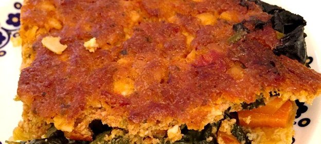 Овощная запеканка с творогом и томатным соусом