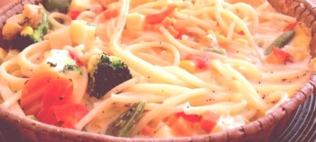 Спагетти, запеченные с овощами в сливочном соусе