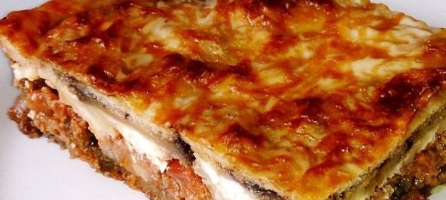 Греческая мусака (слоёная запеканка из баклажанов, фарша и молочного соуса)