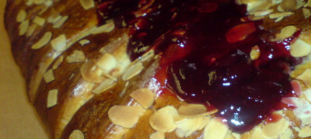 Плетёнка с вишнёвым вареньем и марципановым кремом с ликёром