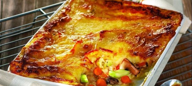 Картофельная запеканка с мясом индейки и клюквенным соусом