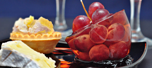 Виноград в желе из розового шампанского