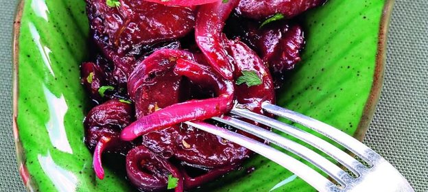 Чатни из слив, лука и петрушки