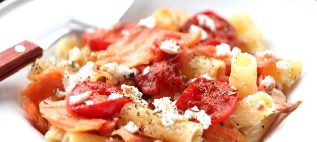 Ригатони с обжаренным лососем, помидорами черри и сыром фета