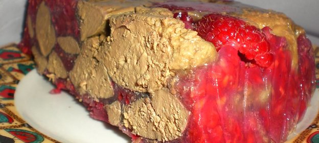 Террин из куриной печени с мартини и малиной