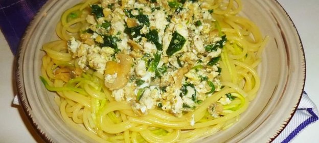 Паста с огурцом, курицей и шпинатом