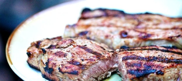 Стейк, маринованный в луковом соке