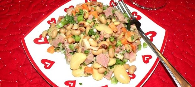 Салат с бобами и ветчиной