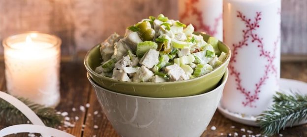 Cалат из курицы с оливками и сельдереем