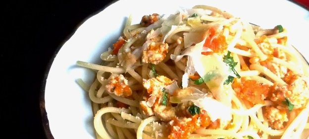 Спагетти в соусе из тыквы и куриной грудки,с трюфельным маслом и бренди