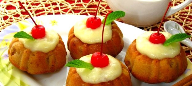 Маффины с яблоками и корицей под ванильным соусом