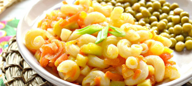 Фигурные макароны с овощами