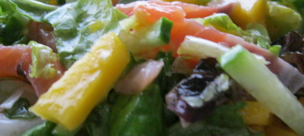 Кисло-сладкий салат с семгой