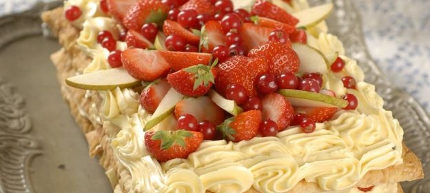 Фруктово-ягодный наполеон в мятном сиропе