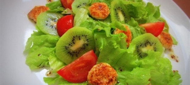 Лёгкий салат с киви и куриными медальончиками