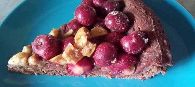 Пряный вишнево-яблочный пирог на шоколадном тесте с орехами и изюмом