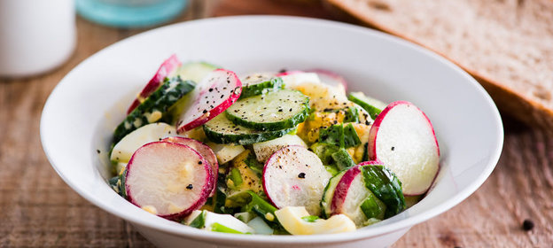 Салат из редиски и огурцов с яйцом