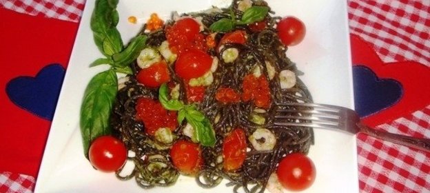 Спагетти неро с креветками, черри и соусом
