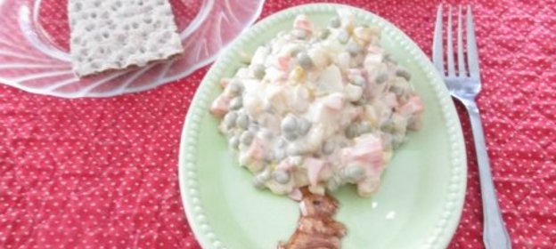 Простой салат с кукурузой