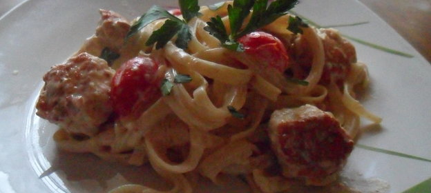 Паста с куриными фрикадельками в томатных сливках