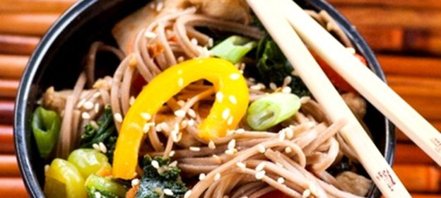 Гречневая лапша с курицей и овощами