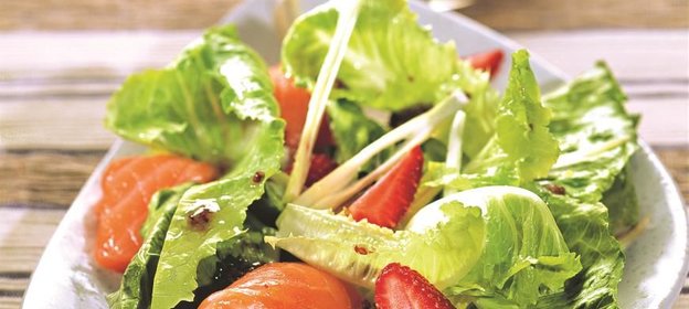 Салат из копченого лосося, клубники и фенхеля