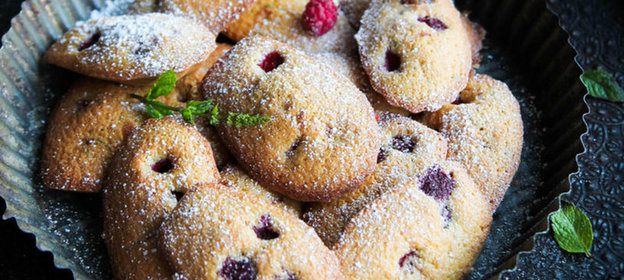 Печенье Мадлен с малиной и мятой