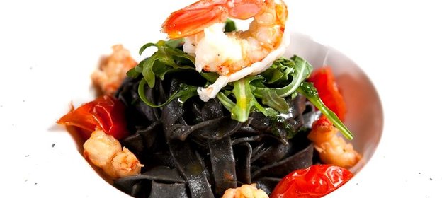 Тальолини неро с креветками и черри