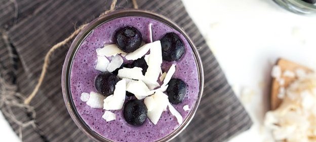 Смузи с черникой, кокосом и лаймом