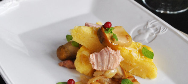 Полента с соусом из белых грибов с тушеным мясом кабана