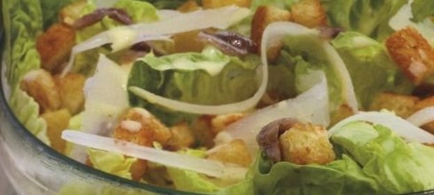 Салат цезарь с сухариками и анчоусами