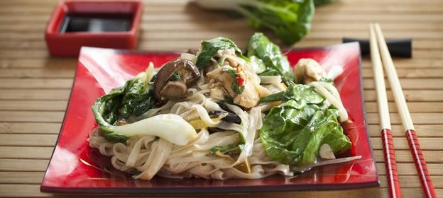 Лапша с овощами и курицей