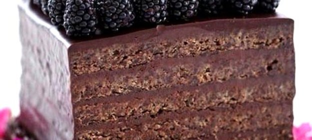 Шоколадно-миндальный торт с ежевикой