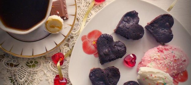 Шоколадные пирожные с вишней