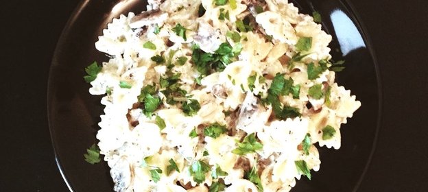 Фарфалле с курицей и грибами в сливочном соусе