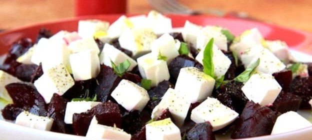 Свекольный салат с козьим сыром
