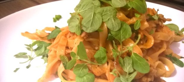 Паста с протертыми томатами и свежим орегано