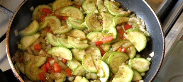 Теплый овощной салат с чесноком и специями