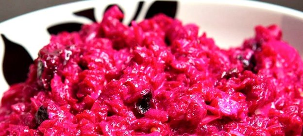 Свекольный салат с черносливом и грецкими орехами