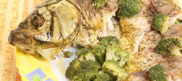 Запеченный сазан с брокколи