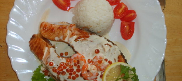 Семга в сливочно-икорном соусе с креветками