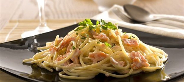 Паста с консервированным лососем в сливках