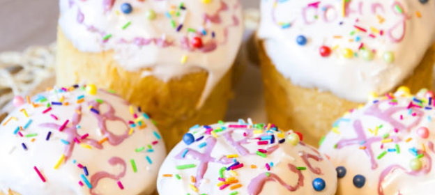 Безе с фундуком и физалисом в шоколаде