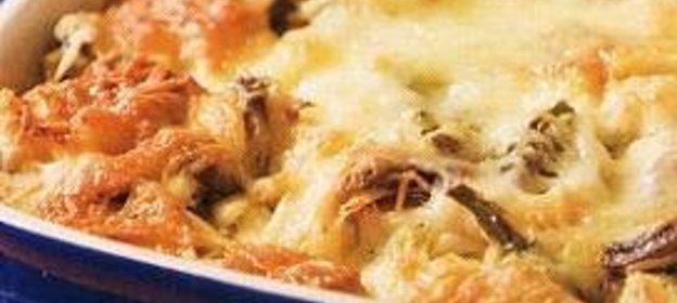 Хлебная запеканка с курицей, грибами и спаржей