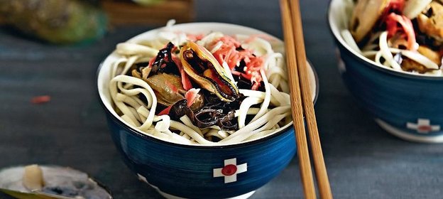 Лапша с водорослями и мидиями