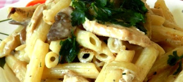 Паста с курицей и грибами в сливочном соусе