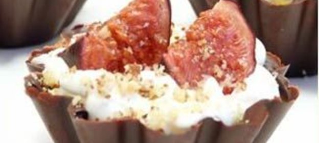 Шоколадные тарталетки со взбитыми сливками и медовым инжиром Искушение