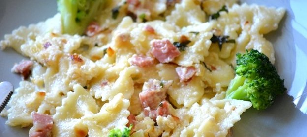 Сливочная паста с ветчиной и брокколи